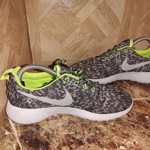 Nike women's Roshe run print running shoes sneaker size 9.5. 402 - Picture 8 of 13